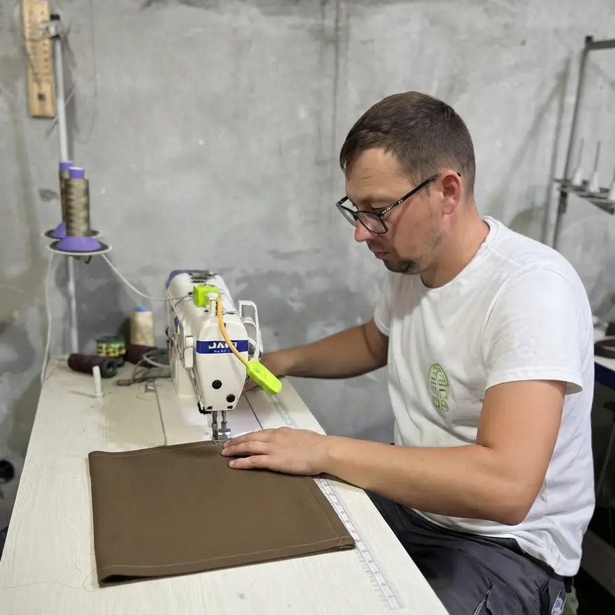 Branislav Dudaš šije presvlaku na industrijskoj mašini u radionici DBD Enterijer u Begeču